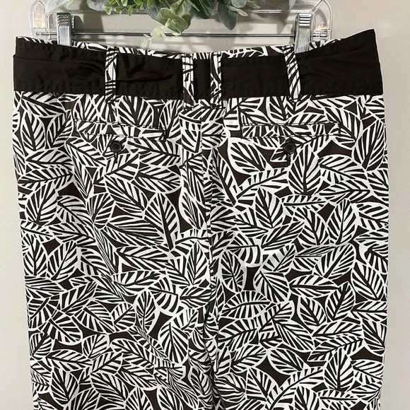 Lands’ End Cropped Brown Leaf Print Pants 10 - Picture 7 of 16